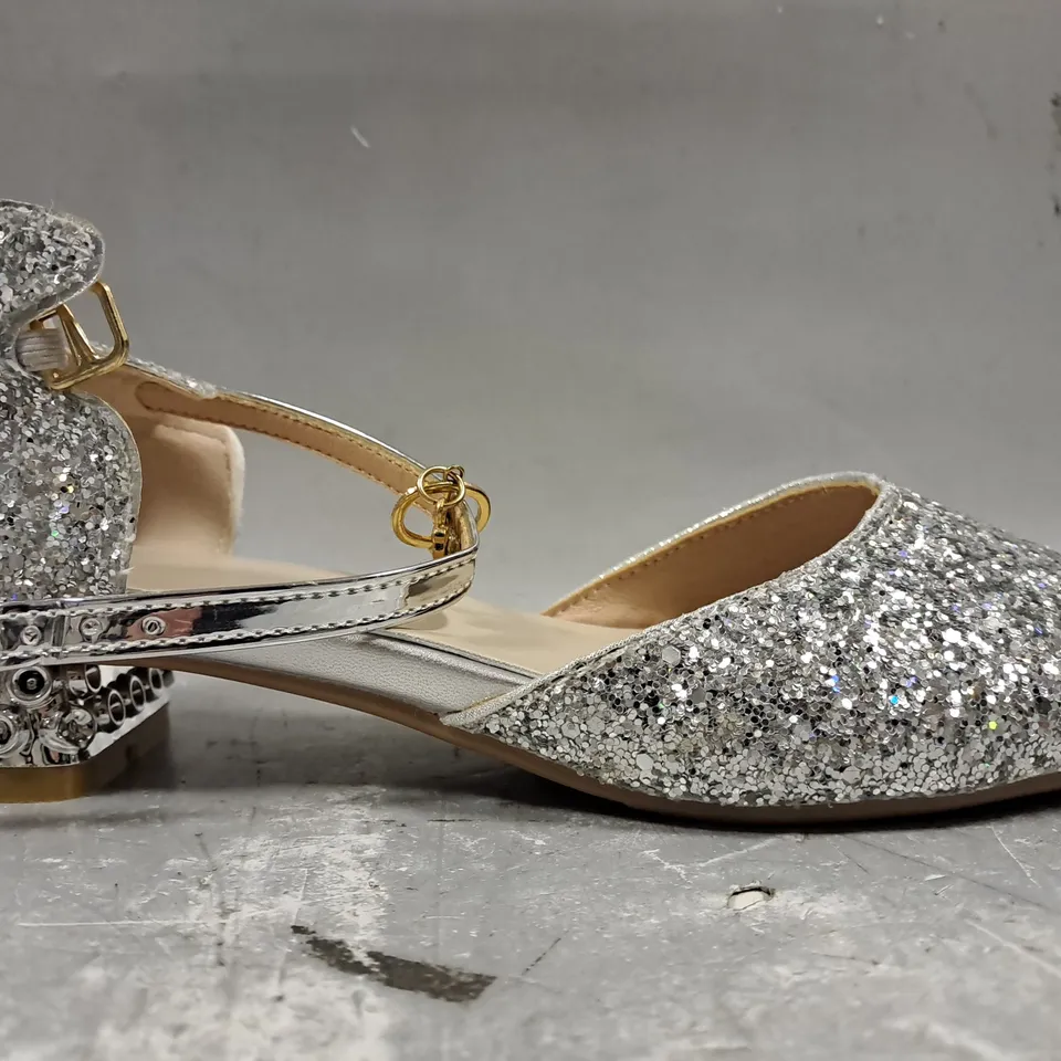 BOXED PAIR OF UNBRANDED WOMEN'S LOW HEEL SHOES IN SILVER GLITTER ASIAN SIZE 235