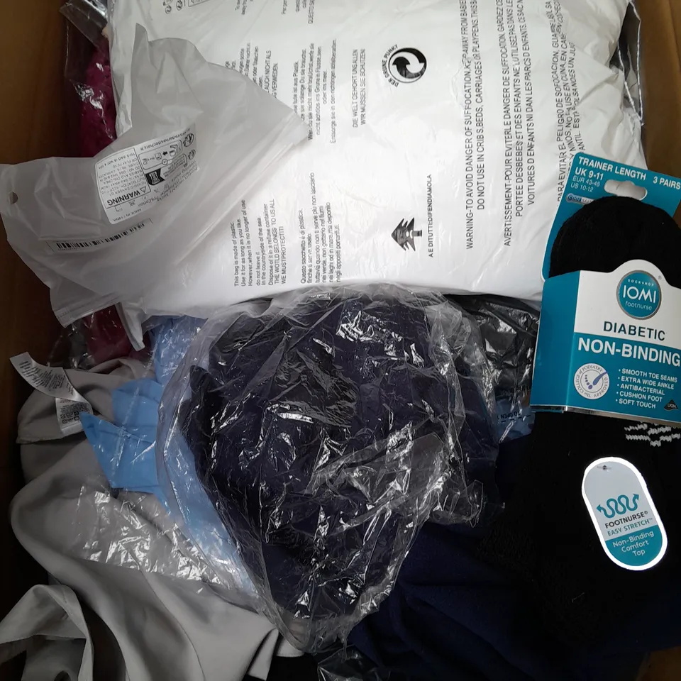 BOX OF APPROXIMATELY 25 ASSORTED CLOTHING ITEMS TO INCLUDE - SOCKS, UNDERPANTS , JUMPER ETC