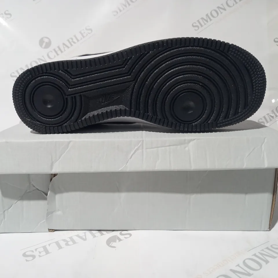BOXED PAIR OF NIKE AIR FORCE 1 '07 SHOES IN BLACK/WHITE UK SIZE 7