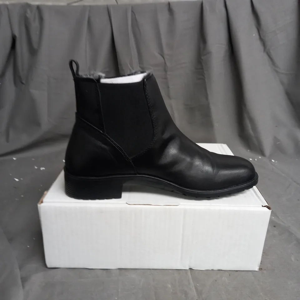 BOXED PAIR OF STRIVE WINDSOR BOOTS BLACK SIZE 6.5