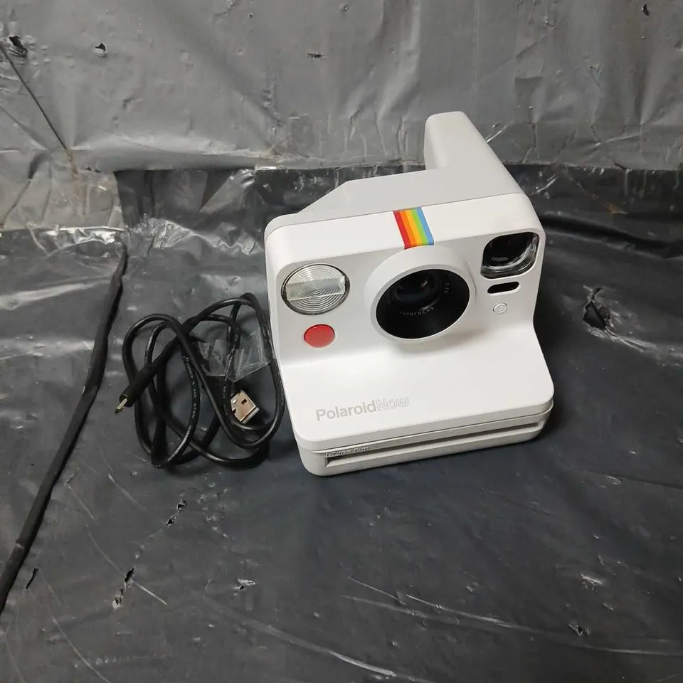 BOXED POLAROID NOW AUTOFOCUS I-TYPE INSTANT CAMERA IN WHITE