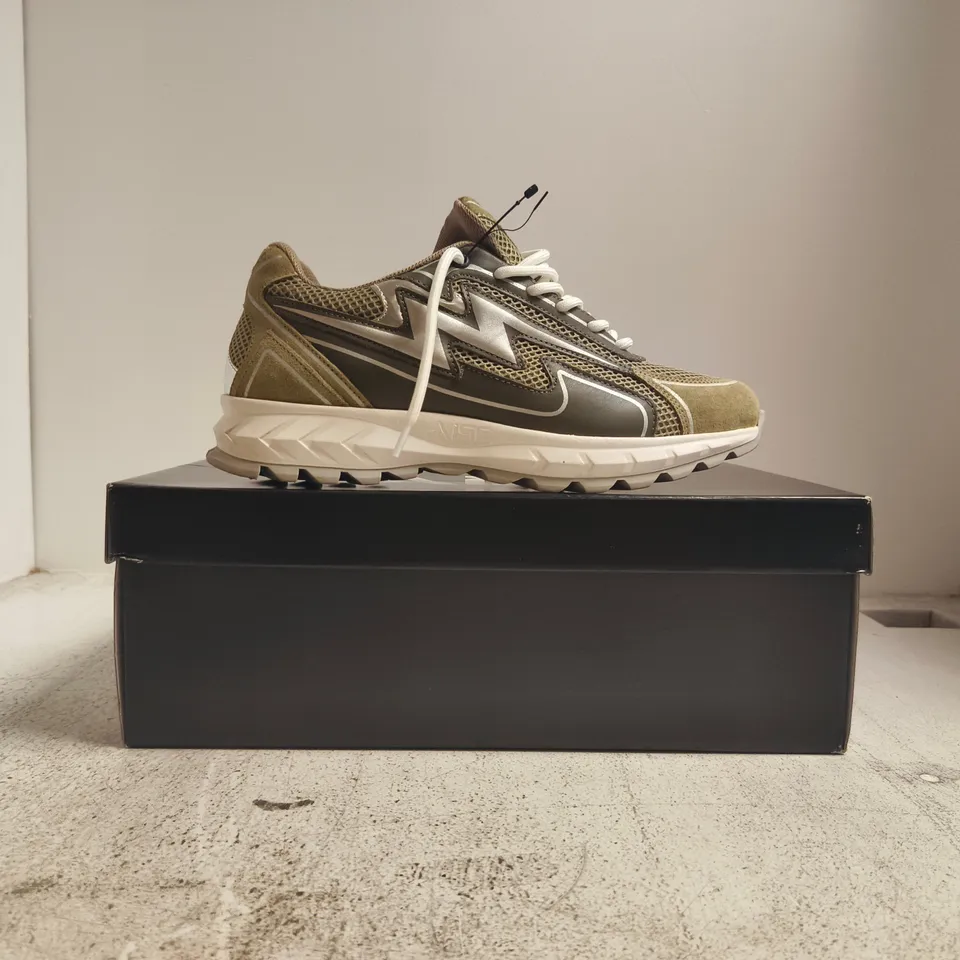 BOXED PAIR OF AISE KHAKI COSMO RUNNER TRAINERS SIZE UK 8