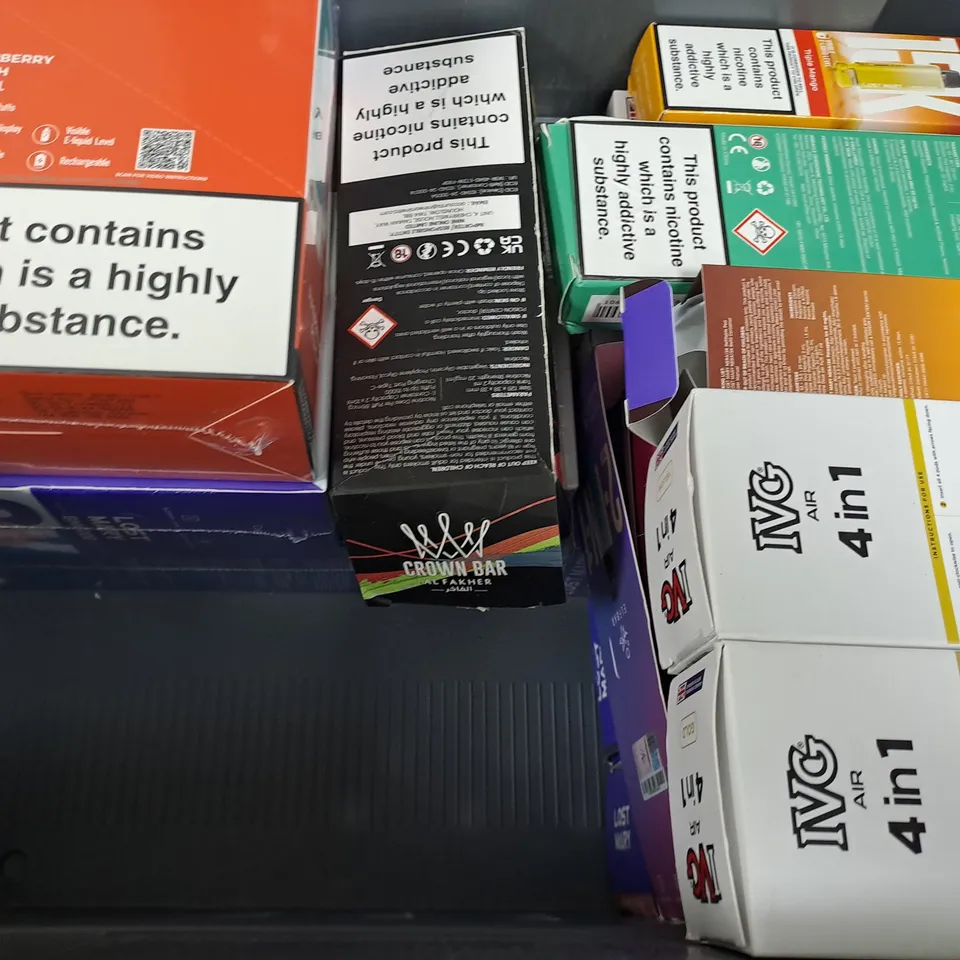 APPROXIMATELY 15 ASSORTED E-CIGARETTE AND VAPE ITEMS TO INCLUDE LOST MARY, CROWN BAR, ETC