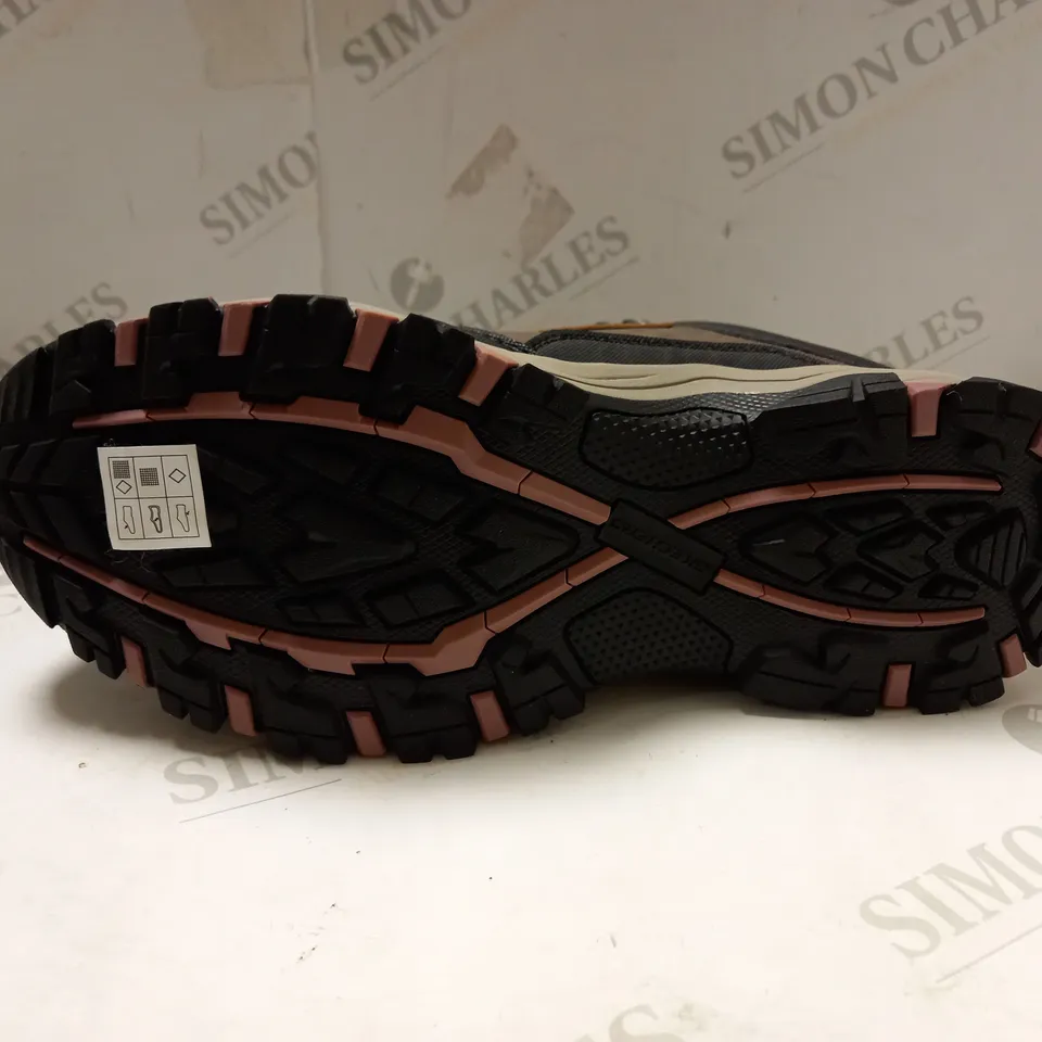 SKETCHERS CHOCOLATE HIKING BOOTS - SIZE 7