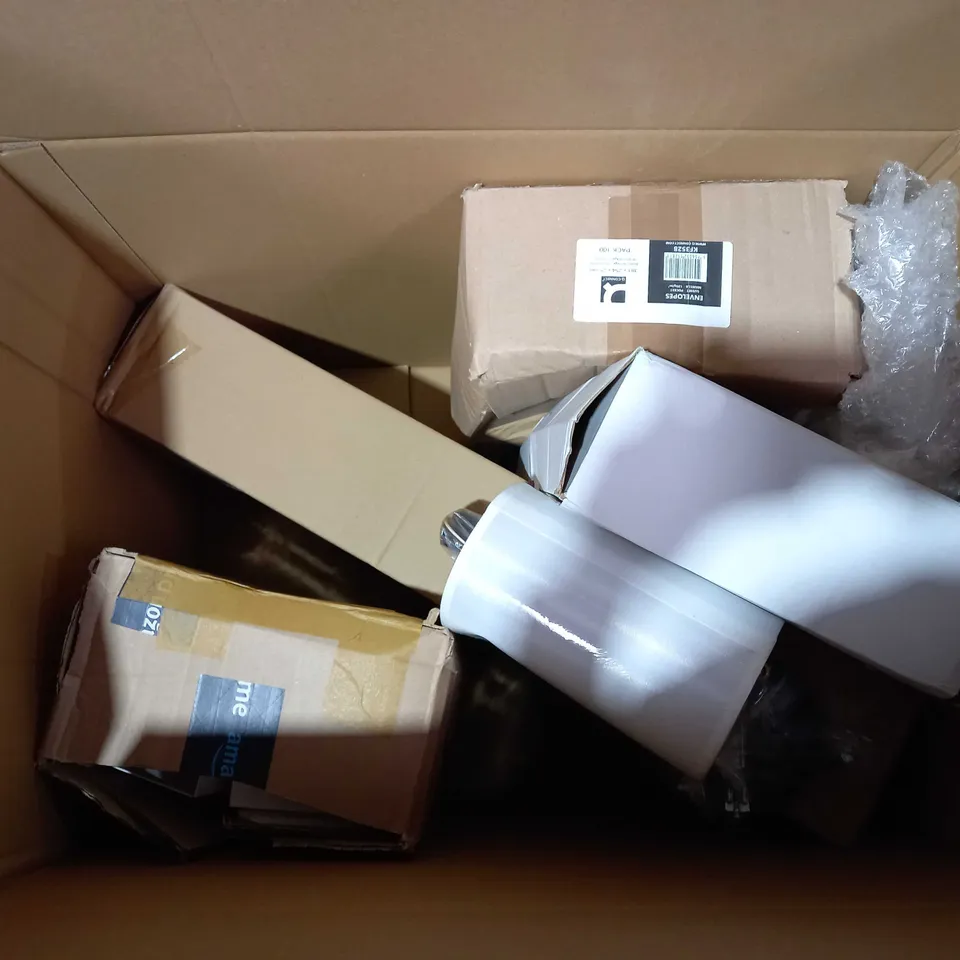 BOX OF APPROX 5 ITEMS TO INCLUDE SMALL WICKER BASKET, PAIR OF TABLE LAMPS AND GRILL TRAY