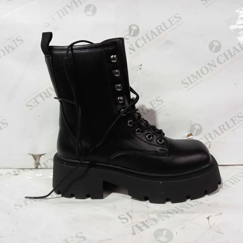 BOXED PAIR OF CUNKY LEATHER BOOTS IN BLACK UK SIZE 5