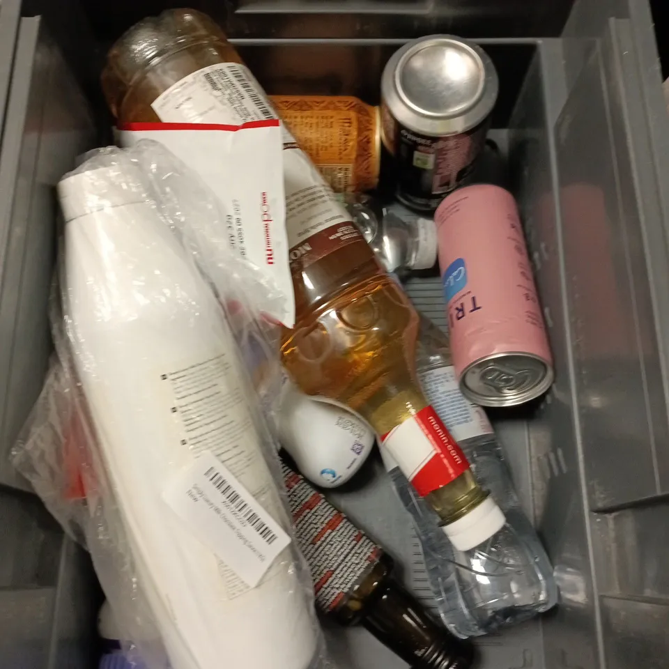 APPROXIMATELY 15 ASSORTED FOOD AND DRINK ITEMS TO INCLUDE - SIMPLY COOK CUBAN MOJO PASTA, FANTA CAN AND HERSHEY'S STRAWBERRY FLAVOUR SYRUP