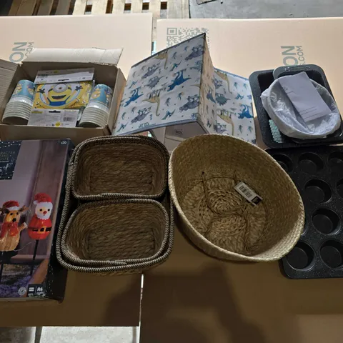 BOX OF APPROXIMATELY 8 ASSORTED HOUSEHOLD ITEMS TO INCLUDE - COOKING TRAYS, STORAGE BASKETS, AND MINION PARTY DECOR ETC.