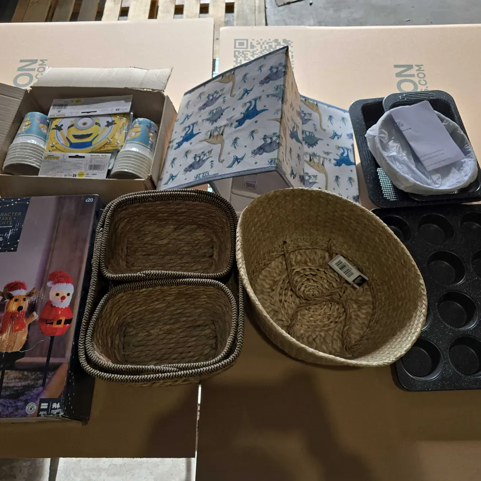 BOX OF APPROXIMATELY 8 ASSORTED HOUSEHOLD ITEMS TO INCLUDE - COOKING TRAYS, STORAGE BASKETS, AND MINION PARTY DECOR ETC. 