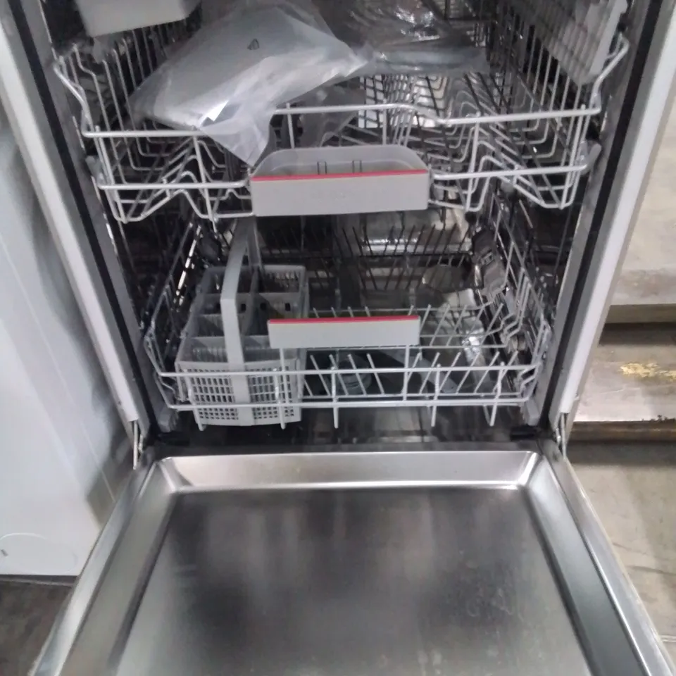  BOSCH HOME & KITCHEN APPLIANCES BOSCH SERIES 4 SMS4HKI00G DISHWASHER WITH 13 PLACE SETTINGS, EXTRADRY, FREESTANDING, SILVER.