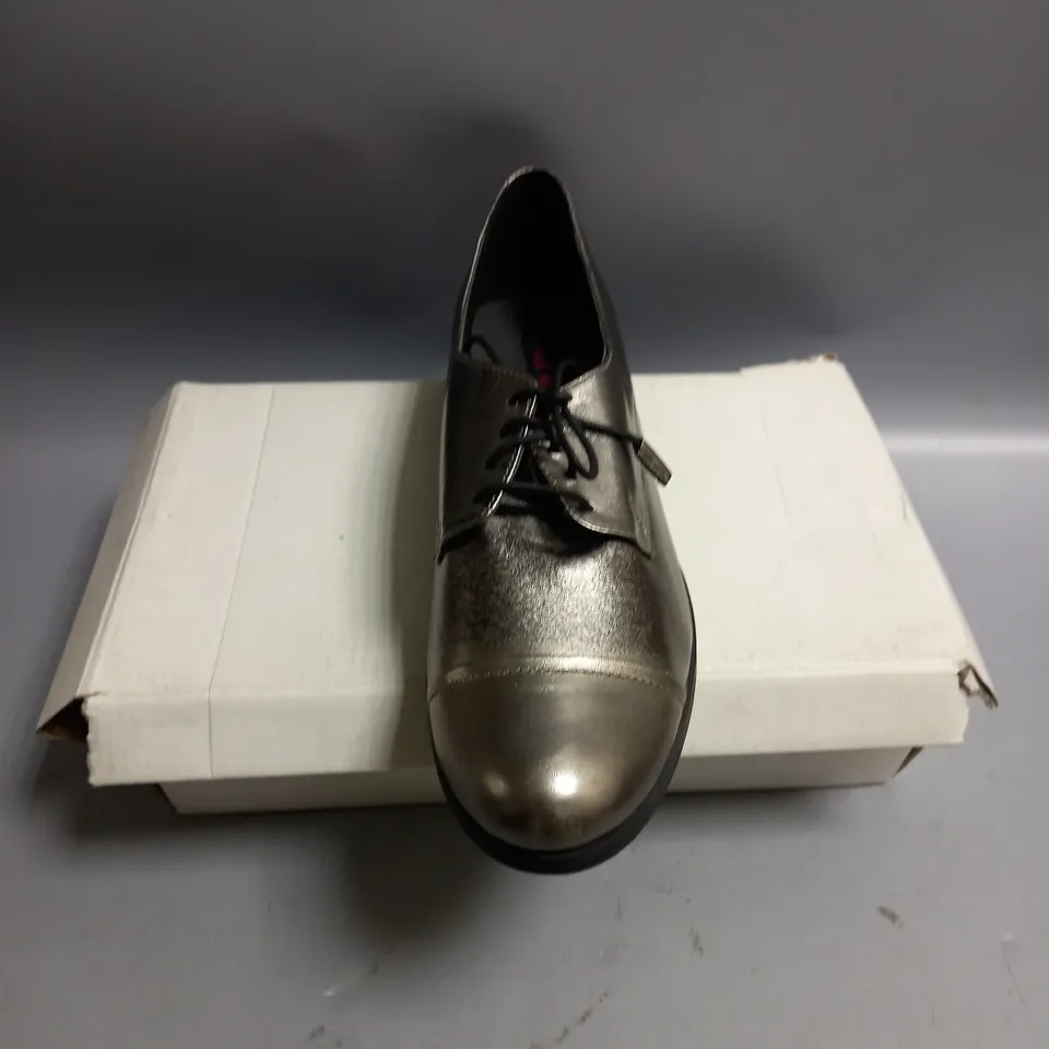 BOXED VIVIAN BROGUE LADIES FLAT SHOES METALLIC. SIZE 6