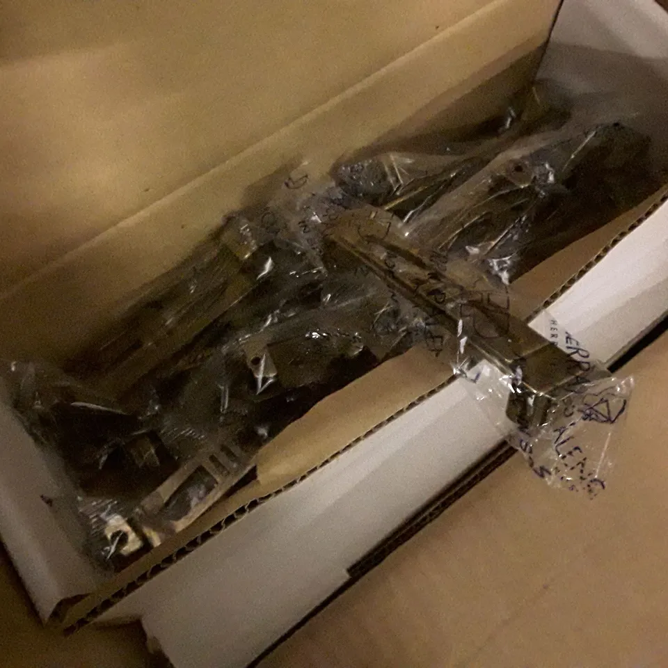 PALLET OF BRAND NEW HOMEWARE STOCK INCLUDING DRAWER HANDLES, METAL CHANDELIER & LARGE WRAPPED WALL ART