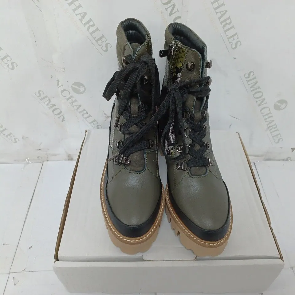 BOXED PAIR OF MODA IN PELLE CASSIDIE HIKING BOOTS IN KHAKI SIZE 6 