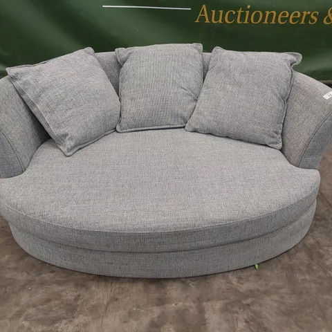 QUALITY  DESIGNER OVAL SNUGGLE CHAIR WITH SCATTER CUSHIONS LIGHT BLUE FABRIC