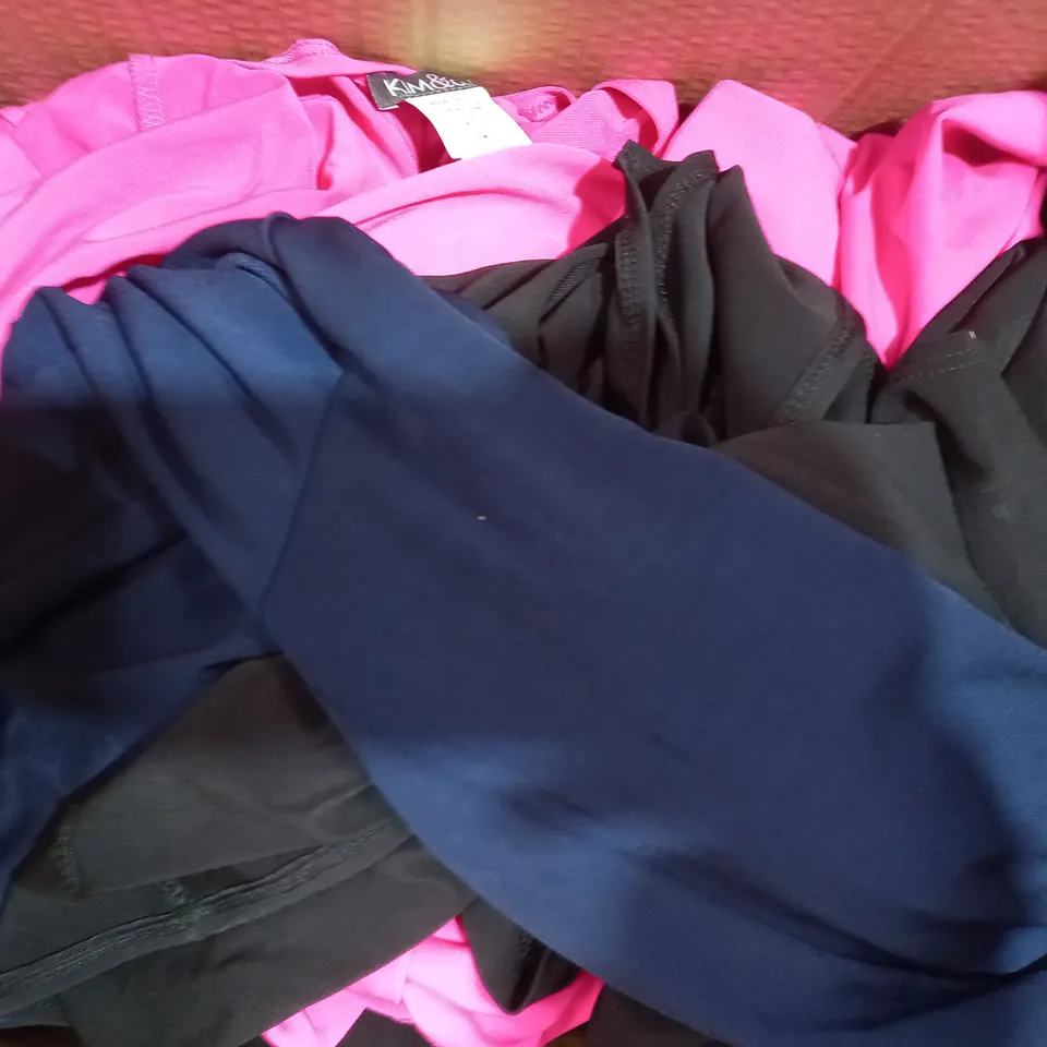 BOX OF APPROXIMATELY 10 ASSORTED CLOTHING ITEMS IN VARIOUS STYLES AND SIZES TO INCLUDE DANNII MINOGUE, KIM & CO, BADGLEY MISCHKA, ETC