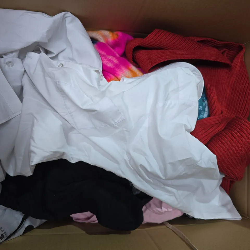 APPROXIMATELY 35 ASSORTED CLOTHING ITEMS IN VARIOUS SIZES, STYLES & COLOURS TO INCLUDE SHIRTS, T-SHIRTS, TROUSERS, ETC - COLLECTION ONLY