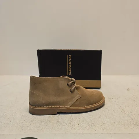ROAMERS DESERT BOOT – STONE SUEDE, UK 9 (EU 43) – BOXED