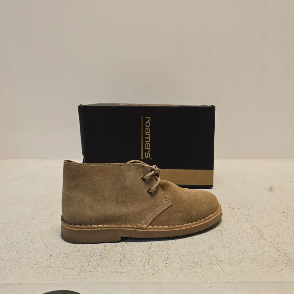 ROAMERS DESERT BOOT – STONE SUEDE, UK 9 (EU 43) – BOXED