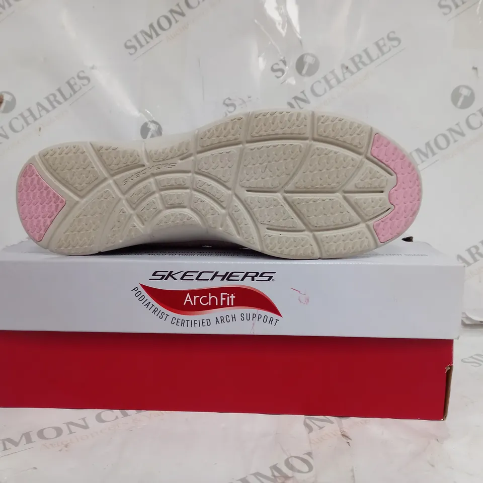 BOXED PAIR OF SKECHERS GO WALK ARCHFIT TRAINER IN MAUVE SIZE 7