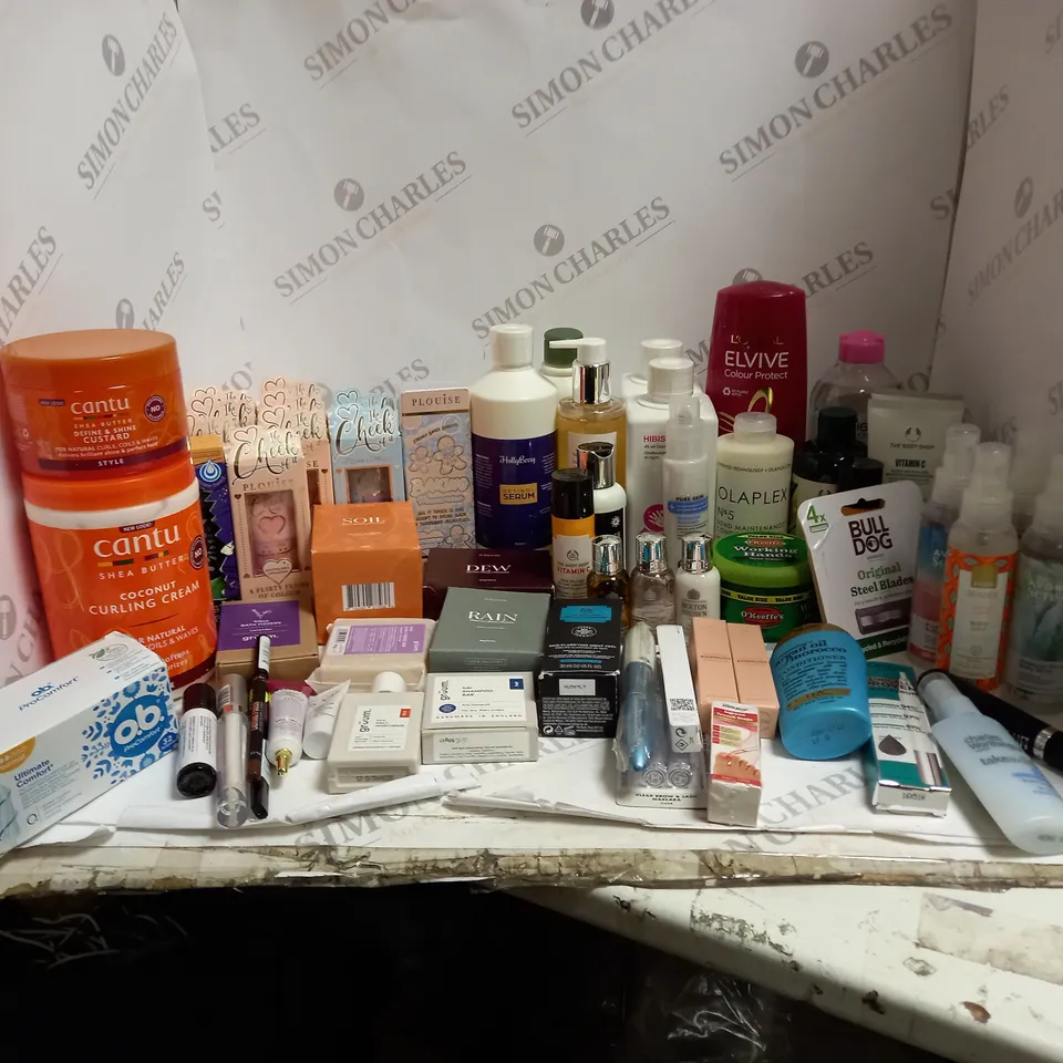 BOX OF ASSORTED COSMETICS TO INCLUDE BULL DOG, LOREAL, PLOUISE, AVON, THE BODY SHOP ETC