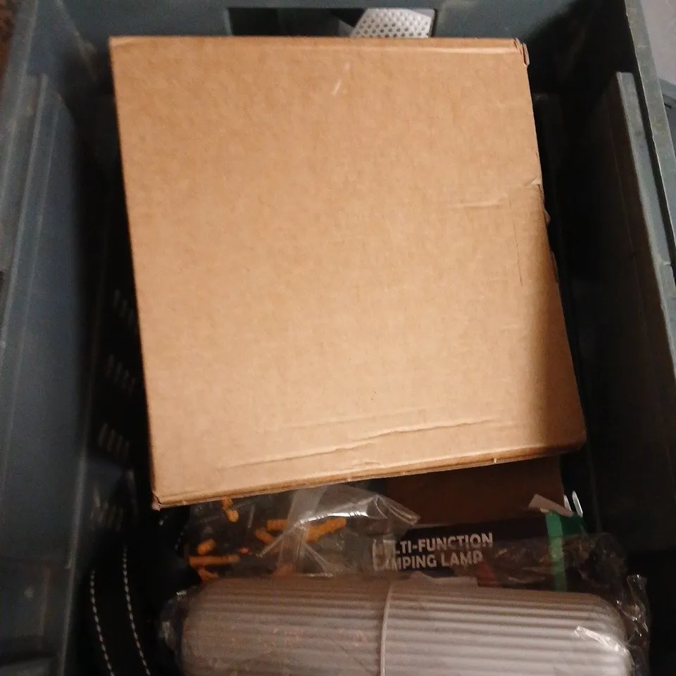 APPROXIMATELY 20 ASSORTED HOUSEHOLD ITEMS TO INCLUDE PET GROOMING HAIR CLIPPER, YALE PADLOCK AND WOODEN LOLLIPOP STICKS