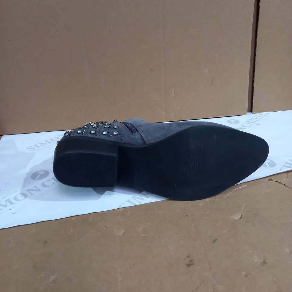 MODA GREY CHELSEA BOOTS SIZE 6
