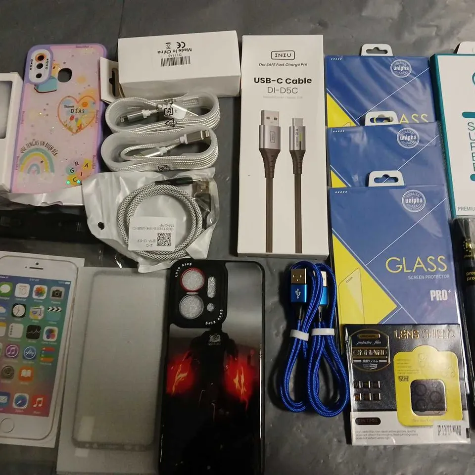 LOT OF ASSORTED MOBILE PHONE ACCESSORIES TO INCLUDE CASES, SCREEN PROTECTORS AND CHARGERS