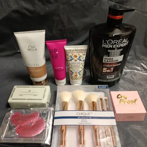 APPROXIMATELY 15 ASSORTED HEALTH & BEAUTY PRODUCTS TO INCLUDE L'OREAL PURE CARBON SHOWER GEL, CRY PROOF SETTING POWDER, CHIQUE FACE FIX KIT ETC