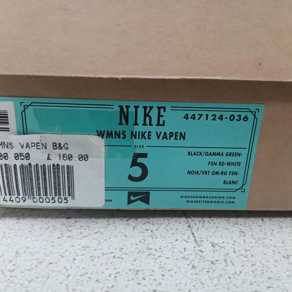 NIKE WMNS SNOWBOARD BOOTS - BLACK/GAMMA GREEN WITH PINK LINING (UK 3.5 / US 5)