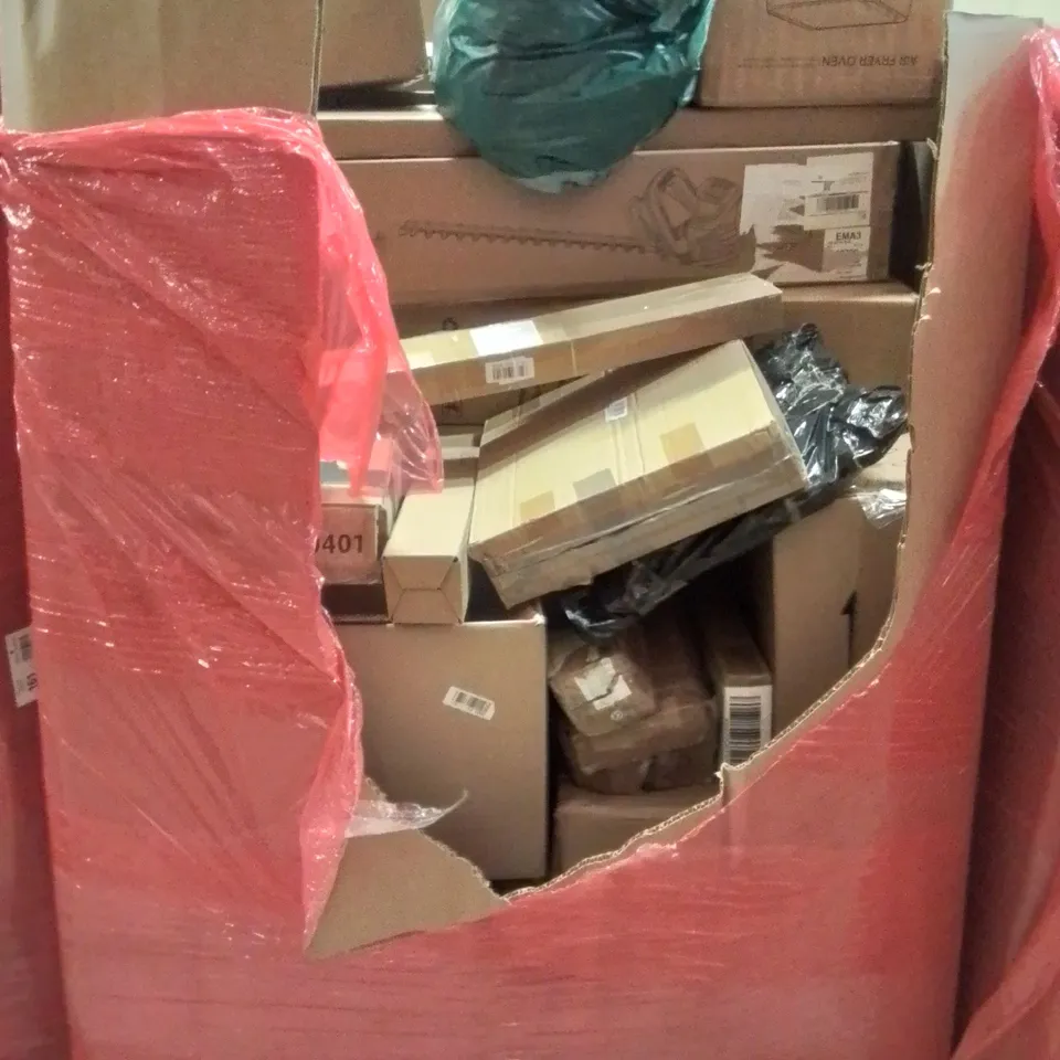 PALLET CONTAINING VARIOUS ASSORTED BOXED HOUSEHOLD ITEMS TO INCLUDE: HEDGE TRIMMER, MEAT GRINDER, AIR FRYER AND LOTS MORE UNMARKED BOXED ITEMS 