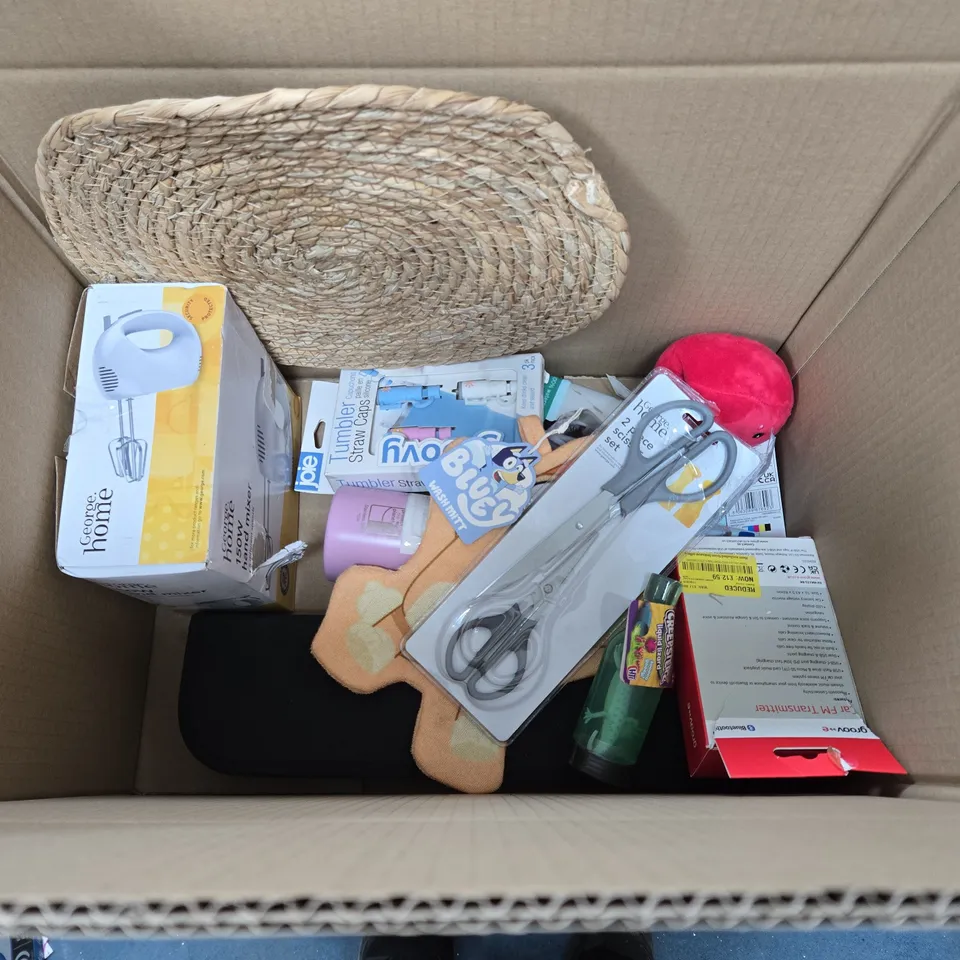 ASSORTED HOUSEHOLD ITEMS BUNDLE TO INCLUDE OVEN GLOVES, DRINKS BOTTLES AND PLUSHIES