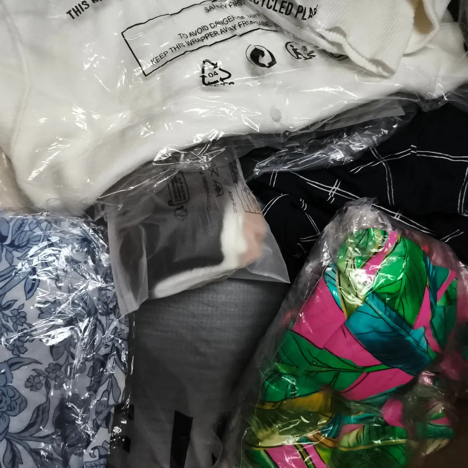 APPROXIMATELY 20 ASSORTED CLOTHING AND FASHION PRODUCTS IN VARIOUS STYLES AND SIZES - COLLECTION ONLY
