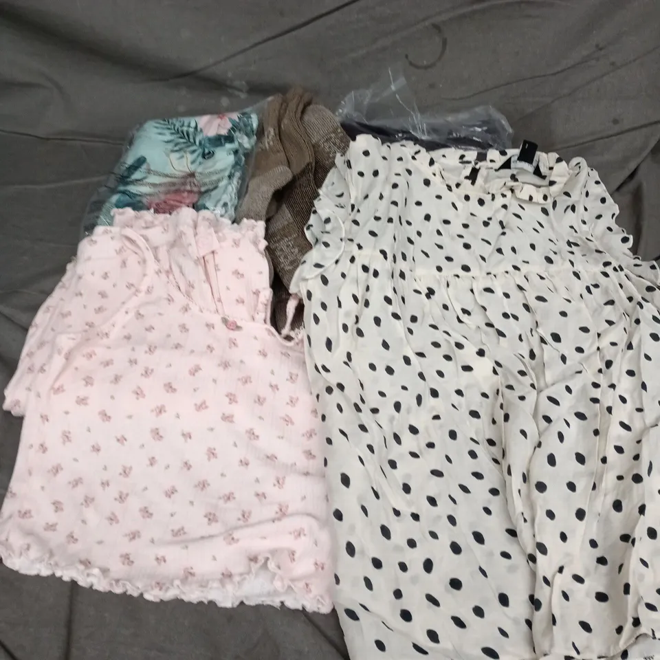 BOX OF APPROXIMATELY 20 ASSORTED CLOTHING ITEMS TO INCLUDE PYJAMAS, TOPS, SOCKS, ETC