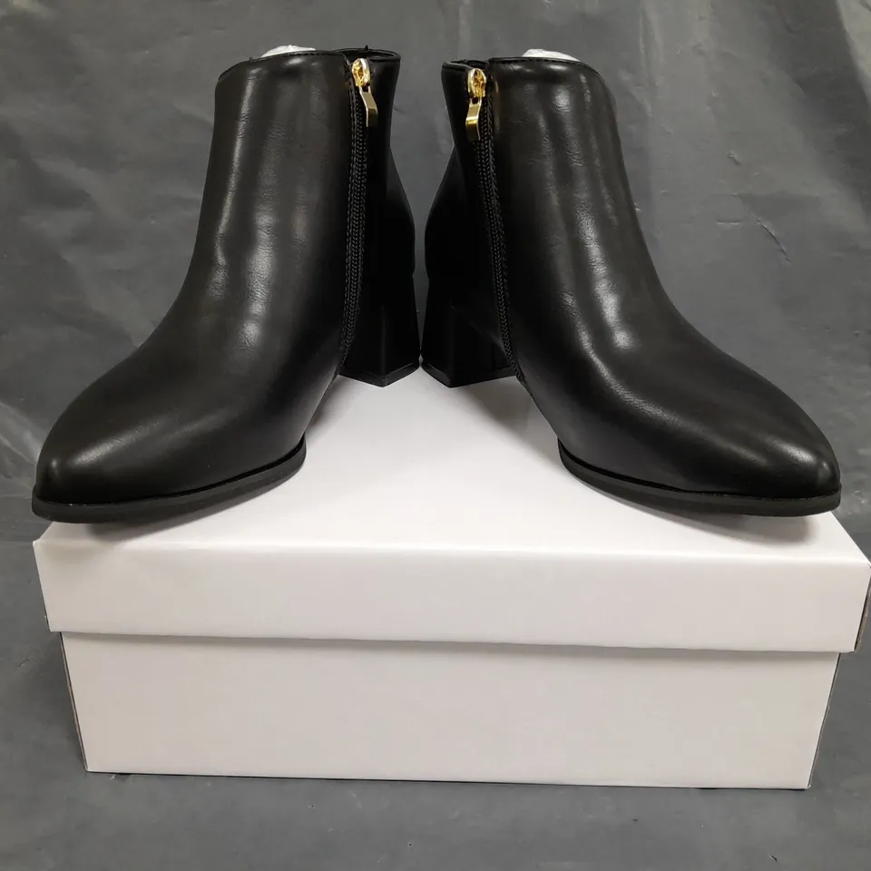 BOXED PAIR OF UNBRANDED LOW BLOCK HEEL SIDE-ZIP SHOES IN BLACK SIZE EU 37