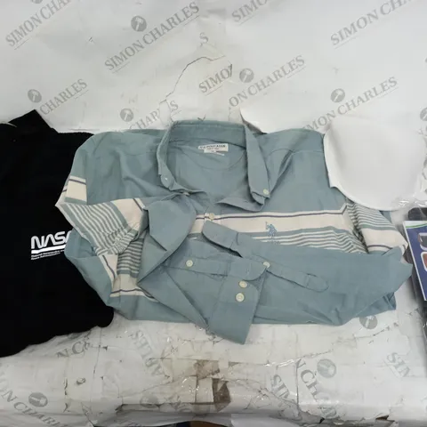 LOT OF APPROX 20 ASSORTED CLOTHING ITEMS AND ACCESSORIES TO INCLUDE; T-SHIRTS, JUMPERS ETC