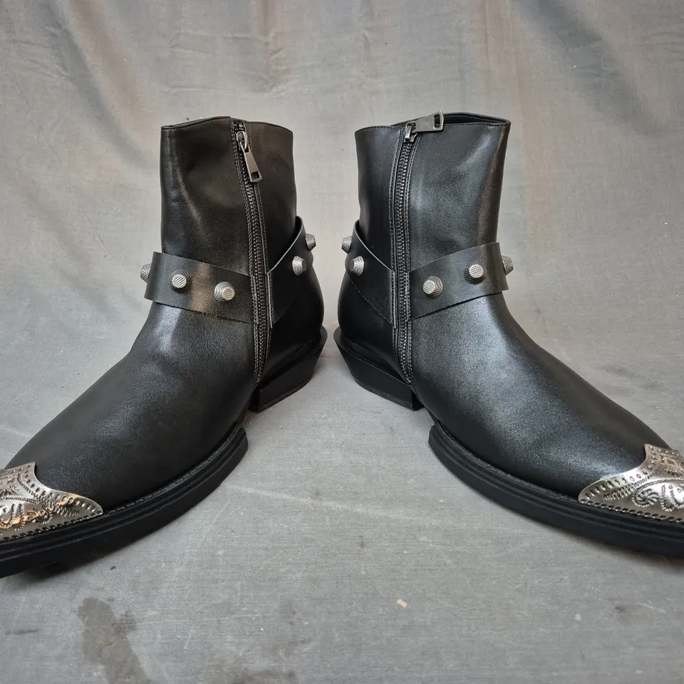 BOXED PAIR OF KOI SOULRENDER MEN'S HARDWARE COWBOY BOOTS IN BLACK/ANTIQUE SILVER UK SIZE 10