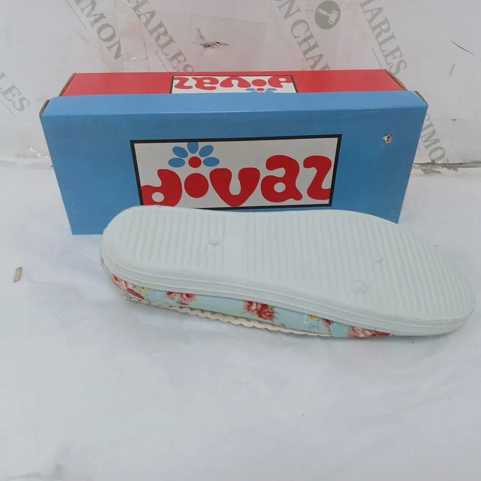 APPROXIMATELY 10 PAIRS OF BOXED DIVAZ SLIP-ON FLORAL PUMP SWIFT BLUE IN VARIOUS SIZES 