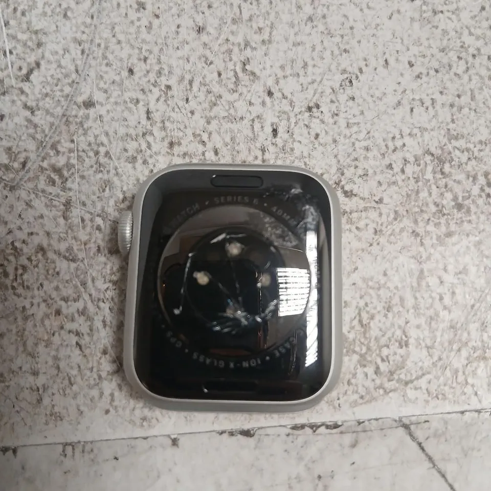 APPLE SERIES 6 SMARTWATCH WITH SQUARE DISPLAY, SILVER CASE & BLACK SCREEN
