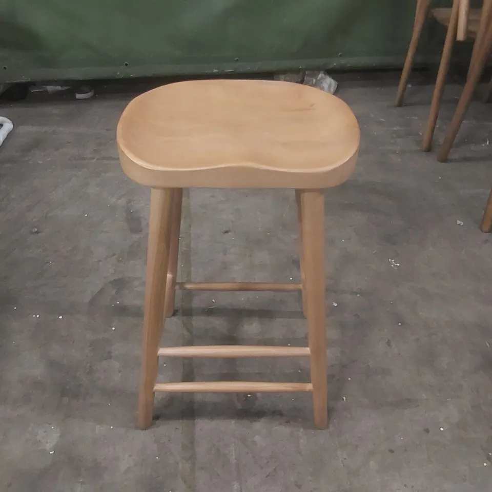 DESIGNER SOLID WOOD SHAKER BAR STOOL
