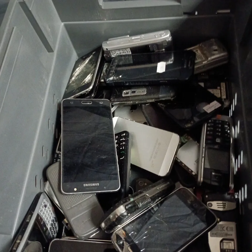 APPROXIMATELY 25 ASSORTED USED PHONES AND PHONE PARTS TO INCLUDE BLACKBERRY, NOKIA, APPLE IPHONE