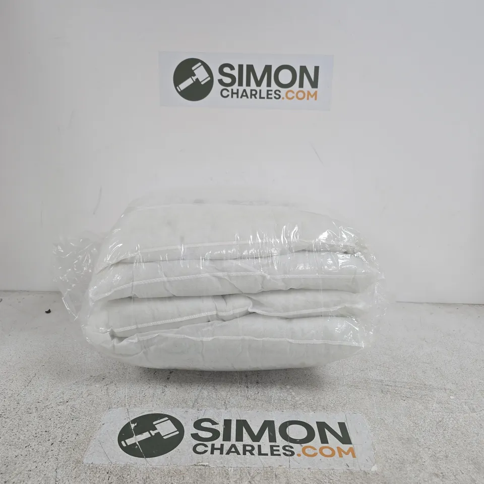 4 WHITE CUSHION'S WITH POLYESTER FILLING – WRAPPED IN PLASTIC