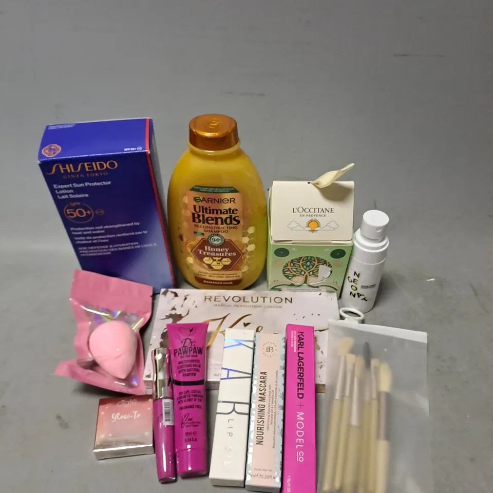 APPROXIMATELY 20 ASSORTED COSMETIC PRODUCTS TO INCLUDE - SHISHEIDO EXPERT SUN PROTECTOR LOTION - REVOLUTION KISU PALETTE - L'OCCITANE ESSENTIAL ALMOND TRIO - ETC