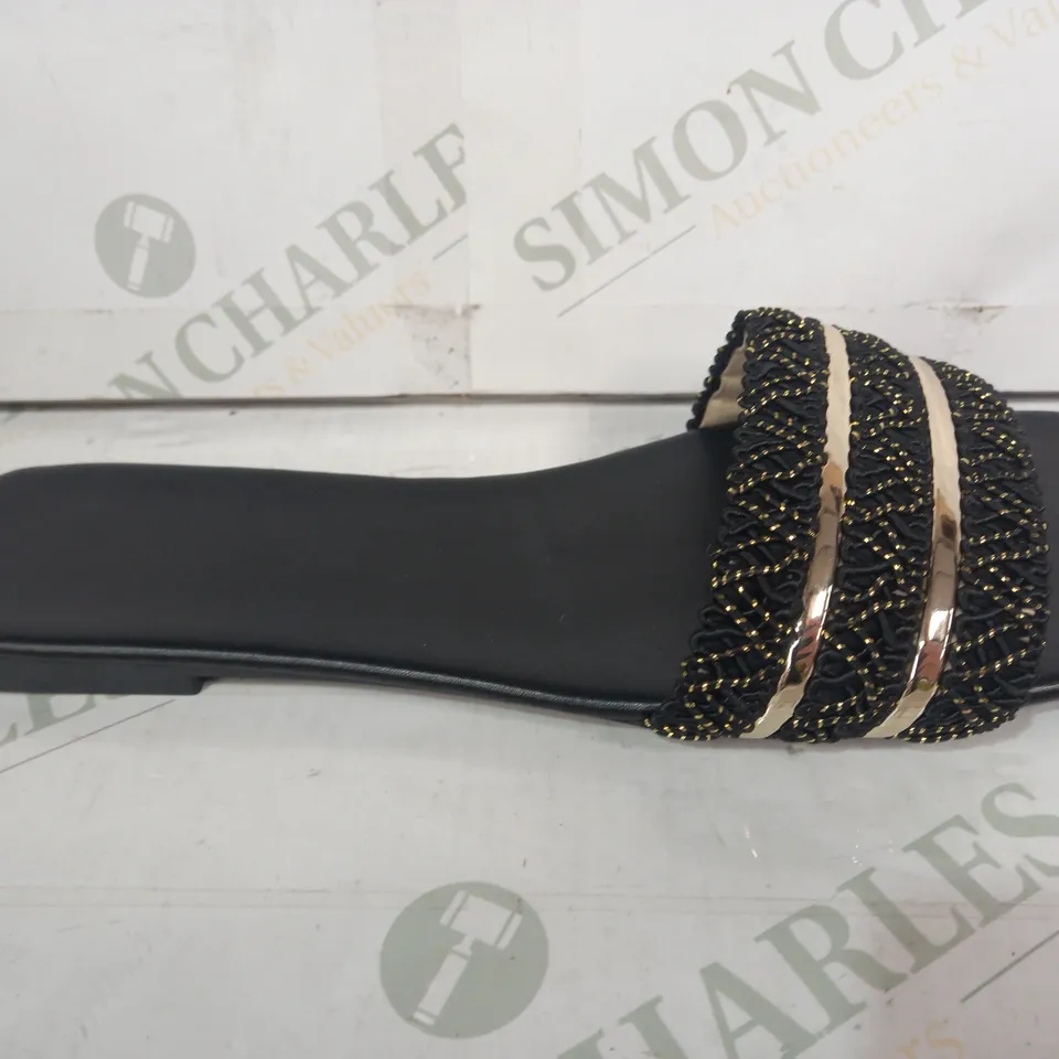 PAIR OF DESIGNER OPEN TOE FLAT SANDALS IN BLACK/GOLD EU SIZE 41