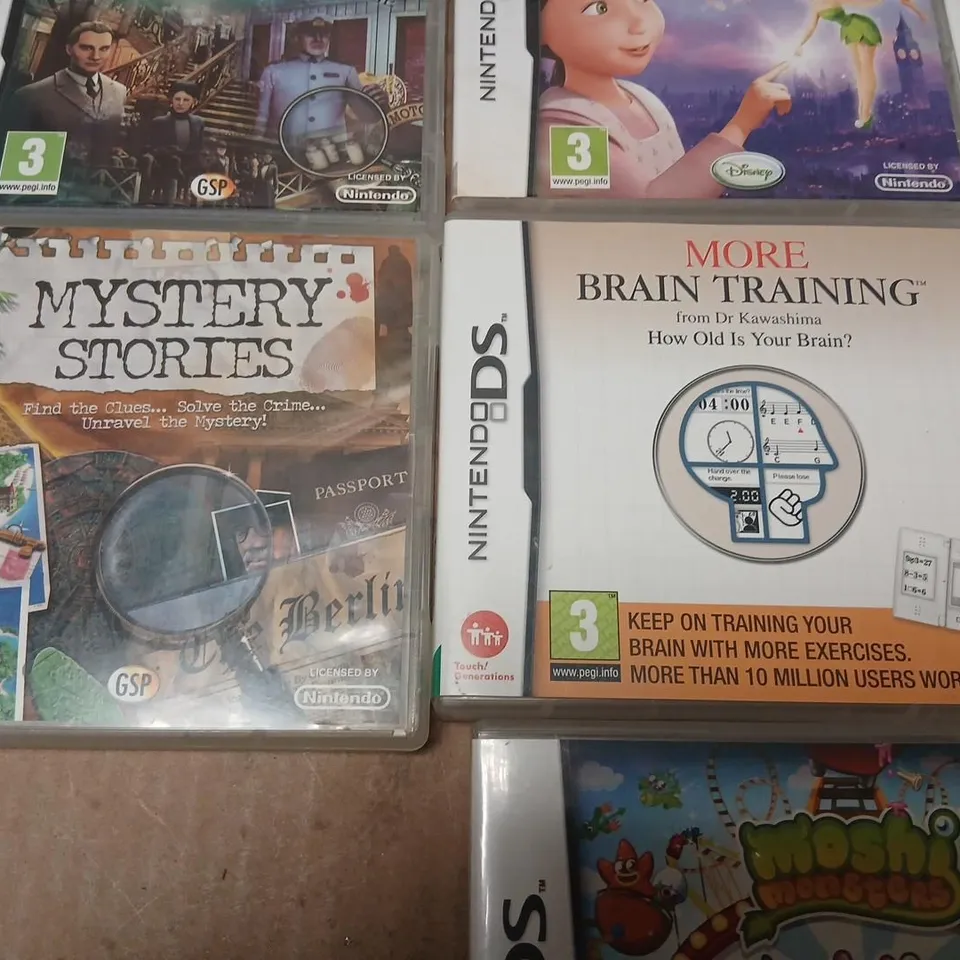 NINTENDO DS HANDHELD GAMES CONSOLE WITH FOURTEEN ASSORTED GAMES 