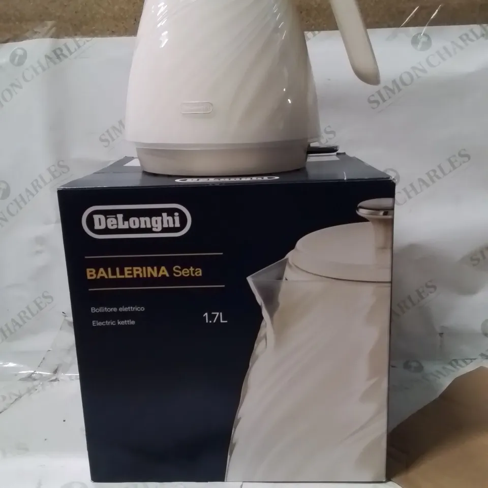 BOXED DELONGHI 1.7L KETTLE