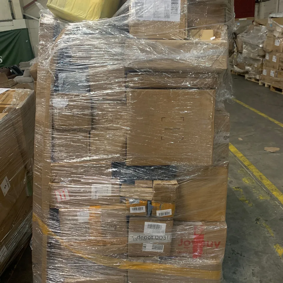 PALLET OF ASSORTED ITEMS TO INCLUDE JUMP STARTER, PLUGS AND OCCASIONAL DECORATIONS 