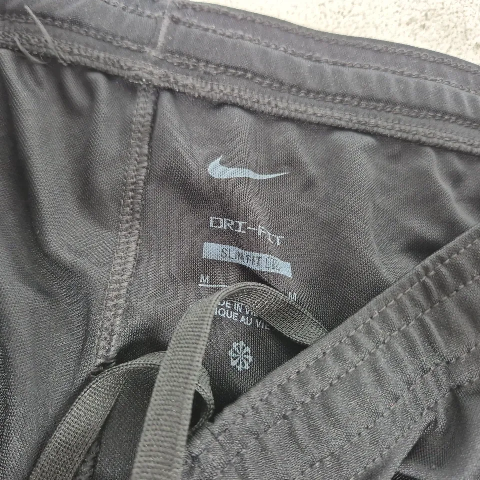 NIKE SLIM FIT SHORTS IN BLACK/GREY - MEDIUM