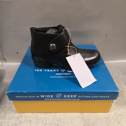 BOXED PAIR OF DB CHERBOURG BOOTS IN BLACK - 5