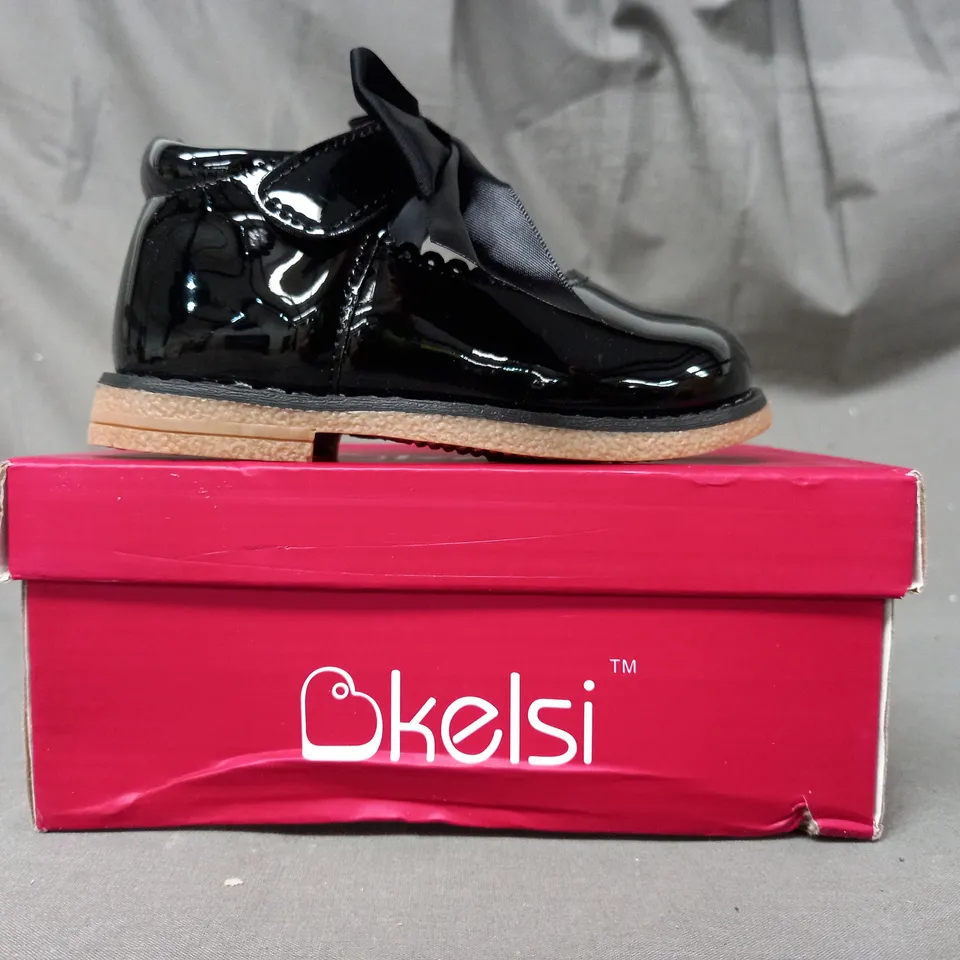 BOXED PAIR OF KELSI KIDS SHOES IN BLACK SIZE 6