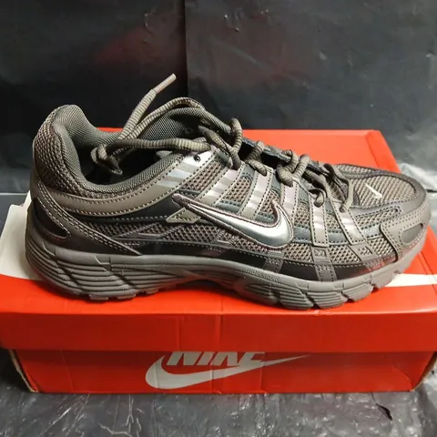 BOXED PAIR OF KIDS NIKE P-6000 TRAINERS - UK SIZE 5
